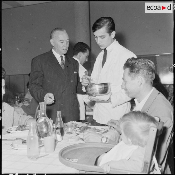 Ben-Aknoun. Ecole hôtelière. Le professeur est là pour corriger l'erreur de l'élève pendant le service.