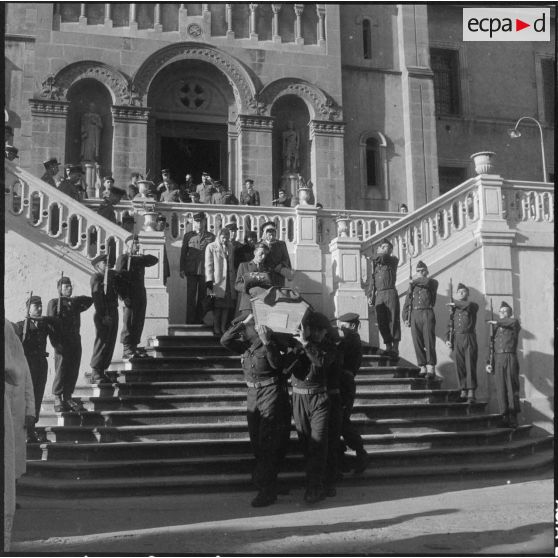 Alger. Obsèques de l'adjudant Bro. Le cercueil sort de l'église.