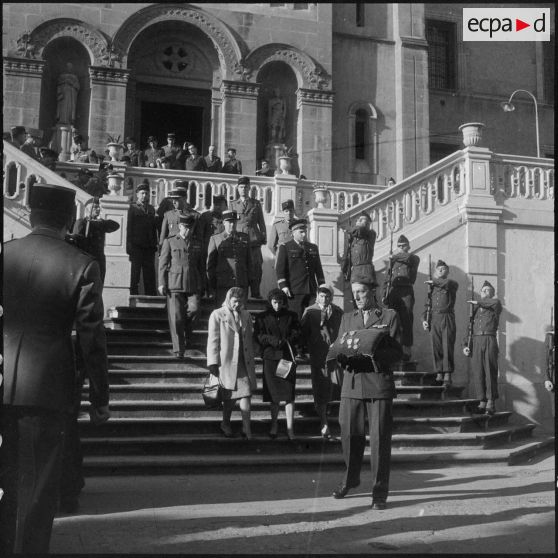 Alger. Obsèques de l'adjudant Bro. Une autorité militaire présente les décorations.