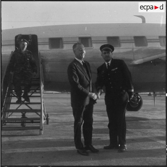 Maison Blanche. Pierre Messmer est reçu par le lieutenant-colonel, commandant la base aérienne de Maison-Blanche.