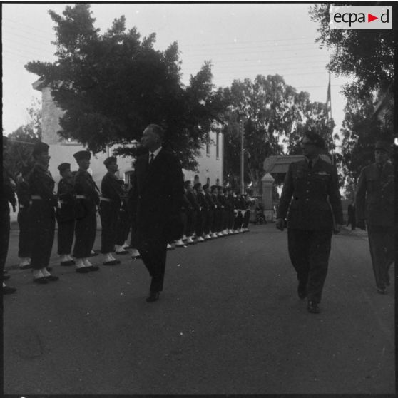 Alger. Caserne d'Orléans. A son arrivée, Pierre Messmer passe en revue un détachement du 9e régiment de zouaves (9e RZ), rendant les honneurs.