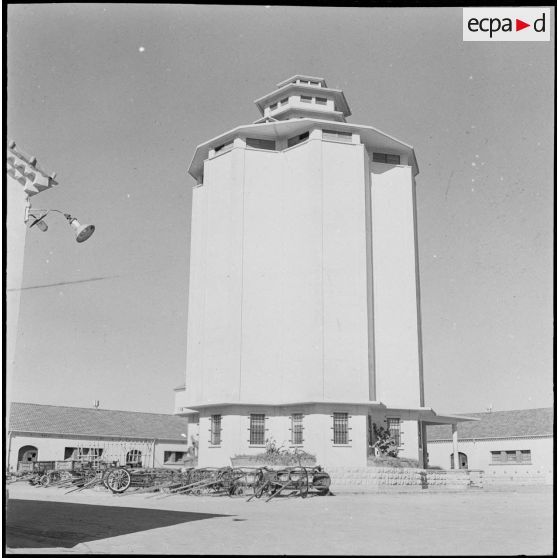 Ferme expérimentale du Kroub. Dans des bâtiments qui se trouvent à 800 mètres de la ferme, se dresse le silo qui abrite le grain pour les bêtes.
