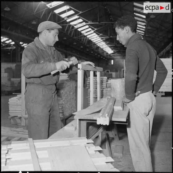 Sidi Chami. Menuiserie Lyon-Standard. Un moniteur montre à un jeune ouvrier la façon d'assembler une fenêtre.