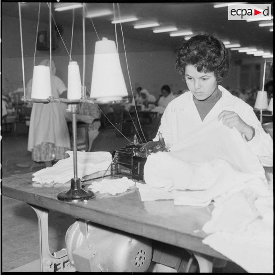Relizane. Bonneterie d'Oued-Zina. Jeunes femmes travaillant à la confection de maillots de corps.