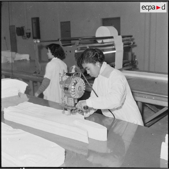 Relizane. Bonneterie d'Oued-Zina. Découpage de bandes tricotées suivant le patron donné.