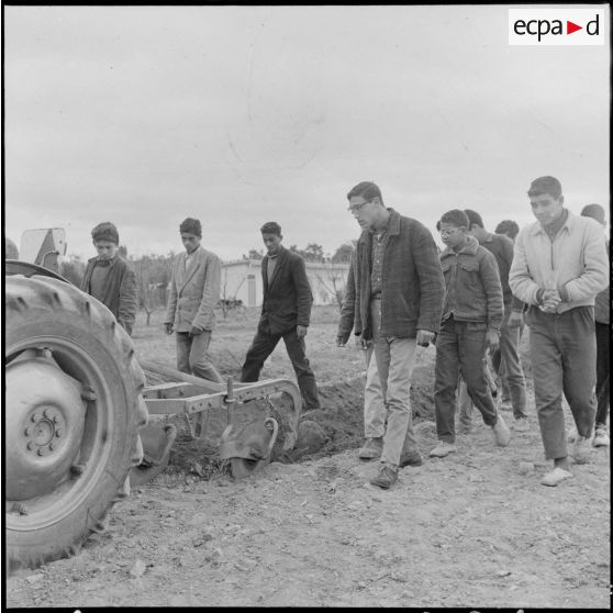 Clinchant. Centre de formation professionnelle agricole (CFPA). Une section de ce stage suit les cours autour de la charrue et du tracteur.