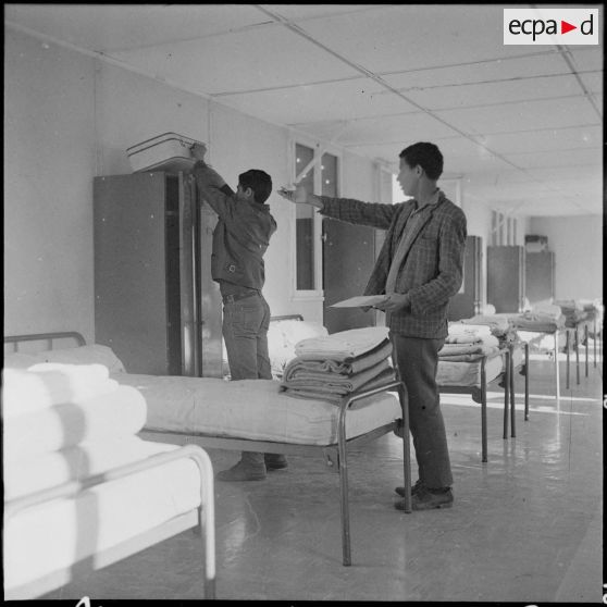 Clinchant. Centre de formation professionnelle agricole (CFPA). Le jeune stagiaire qui vient d'arriver prend possession de sa chambre et de son lit.