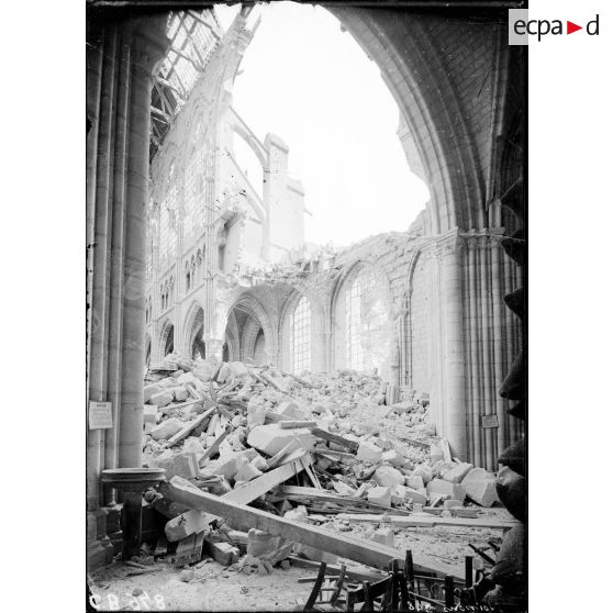 Intérieur de la cathédrale de Soissons. [légende d'origine]