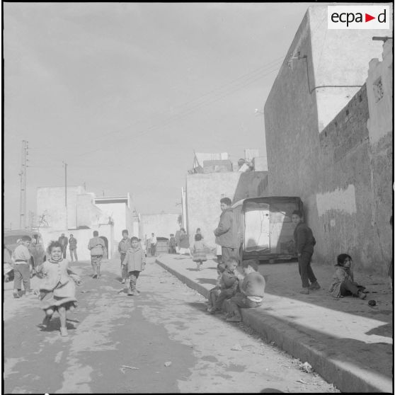 Maison Carrée. Scène de rue des alentours de la section administrative urbaine (SAU).
