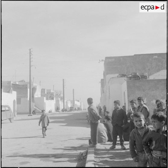 Maison Carrée. Scène de rue des alentours de la section administrative urbaine (SAU).