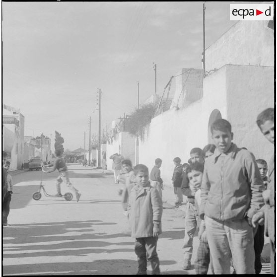 Maison Carrée. Scène de rue des alentours de la section administrative urbaine (SAU).