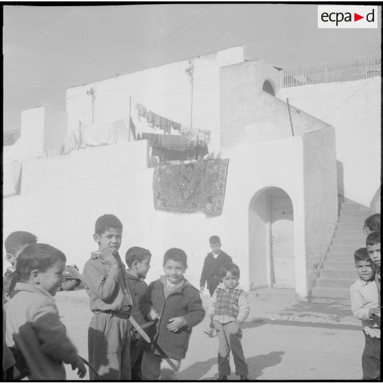 Maison Carrée. Scène de rue des alentours de la section administrative urbaine (SAU).