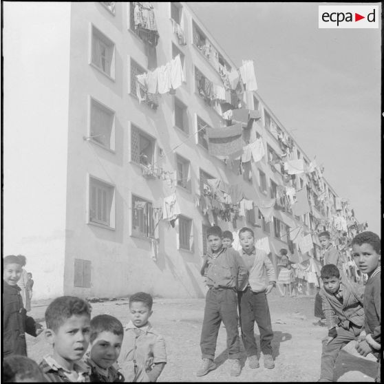 Maison Carrée. Scène de rue des alentours de la section administrative urbaine (SAU).