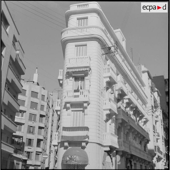 Oran. Deuxième anniversaire de la semaine des barricades. Un immeuble avec des drapeaux français.