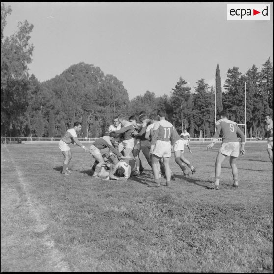 Finale des championnats militaires de rugby à XV des forces terrestres en Algérie. Phase de jeu assez mouvementée.