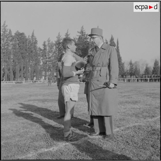 Finale des championnats militaires de rugby à XV des forces terrestres en Algérie. Le général Menard remet la coupe au capitaine de l'équipe de la CRT n°10 (compagnie régionale du train).
