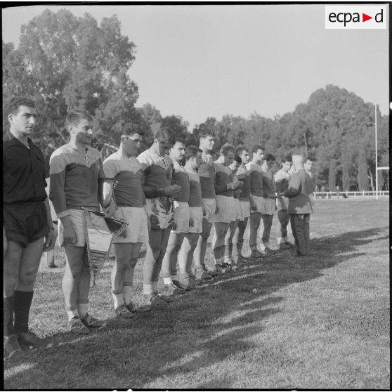 Finale des championnats militaires de rugby à XV des forces terrestres en Algérie. Remise de prix à l'équipe de la CRT n°10 (compagnie régionale du train).