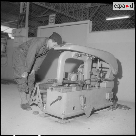 Camp de L'Alma (camp Bonvalot). Centre d'instruction du service du matériel n°3 (CISM n° 3). Un soldat devant une machine-outil.