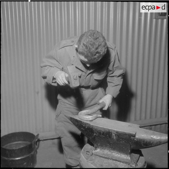 Camp de L'Alma (camp Bonvalot). Centre d'instruction du service du matériel n°3 (CISM n° 3). Un soldat travaillant sur une pièce en métal.