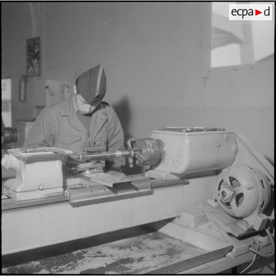 Camp de L'Alma (camp Bonvalot). Centre d'instruction du service du matériel n°3 (CISM n° 3). Un soldat travaillant sur une machine-outil.