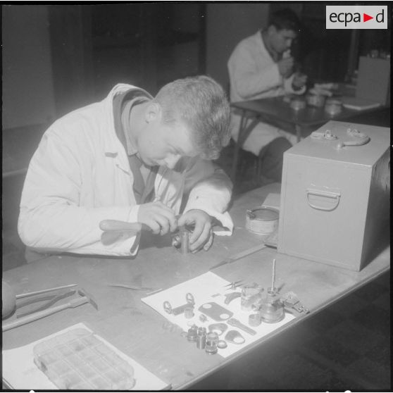Camp de L'Alma (camp Bonvalot). Centre d'instruction du service du matériel n°3 (CISM n° 3). Un soldat travaillant sur des pièces en cours d'optique.