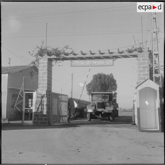 Camp de L'Alma (camp Bonvalot). Un camion Dodge sort du Centre d'instruction du service du matériel n°3 (CISM n° 3).
