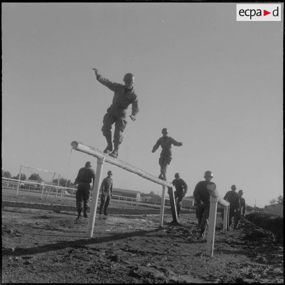 Camp de L'Alma (camp Bonvalot). Centre d'instruction du service du matériel n°3 (CISM n° 3). Des soldats s'entraînant au parcours du combattant.