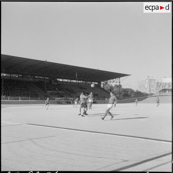 Algérie. Finale de football entre le 9e régiment de zouaves (RZ) et le 632e CCH. Les joueurs en action pendant le match.