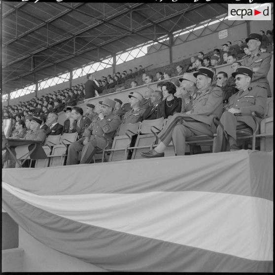 Algérie. Finale de football entre le 9e régiment de zouaves (RZ) et le 632e CCH. Les autorités militaires regardant le match depuis les gradins.
