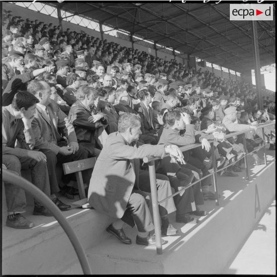 Algérie. Finale de football entre le 9e régiment de zouaves (RZ) et le 632e CCH. Les spectateurs regardant le match depuis les gradins.