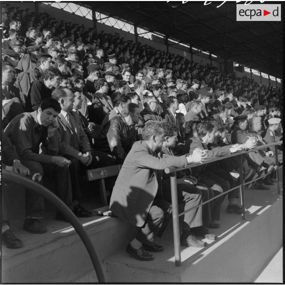 Algérie. Finale de football entre le 9e régiment de zouaves (RZ) et le 632e CCH. Les spectateurs regardant le match depuis les gradins.