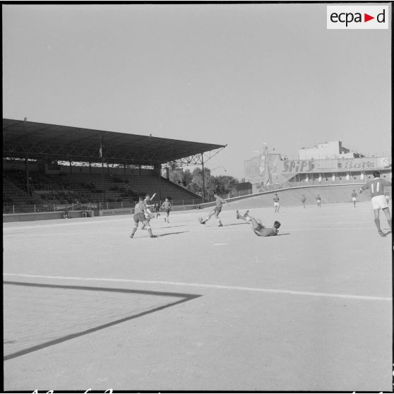 Algérie. Finale de football entre le 9e régiment de zouaves (RZ) et le 632e CCH. Les joueurs en action pendant le match.
