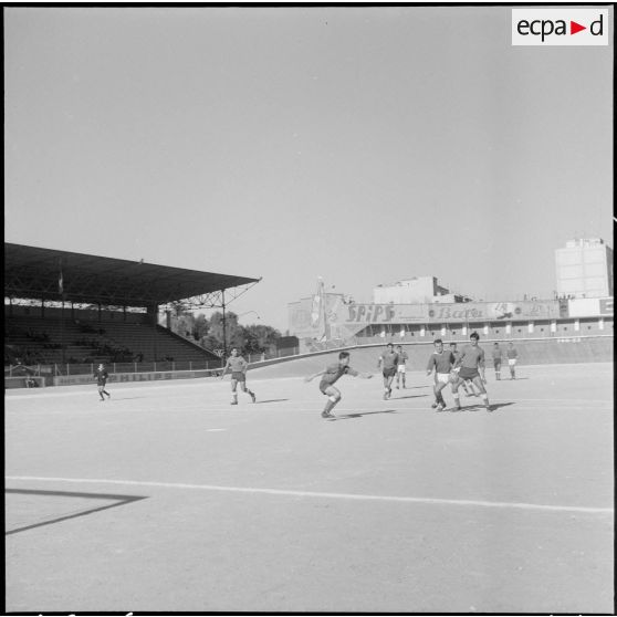 Algérie. Finale de football entre le 9e régiment de zouaves (RZ) et le 632e CCH. Les joueurs en action pendant le match.