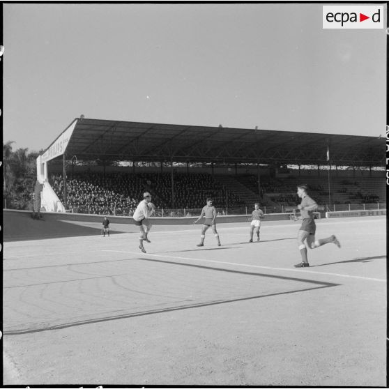 Algérie. Finale de football entre le 9e régiment de zouaves (RZ) et le 632e CCH. Les joueurs en action pendant le match.