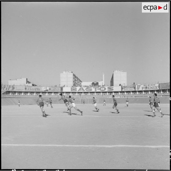 Algérie. Finale de football entre le 9e régiment de zouaves (RZ) et le 632e CCH. Les joueurs en action pendant le match.