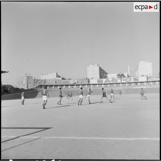 Algérie. Finale de football entre le 9e régiment de zouaves (RZ) et le 632e CCH. Les joueurs en action pendant le match.