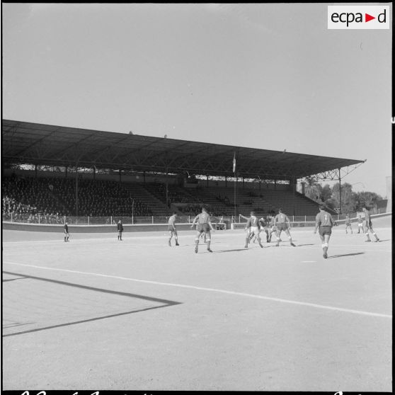 Algérie. Finale de football entre le 9e régiment de zouaves (RZ) et le 632e CCH. Les joueurs en action pendant le match.