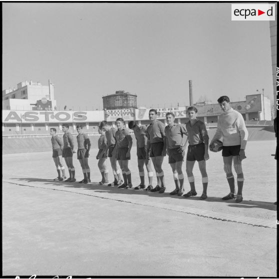 Algérie. Finale de football entre le 9e régiment de zouaves (RZ) et le 632e CCH. Une équipe.