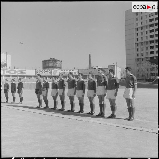 Algérie. Finale de football entre le 9e régiment de zouaves (RZ) et le 632e CCH. Une équipe.