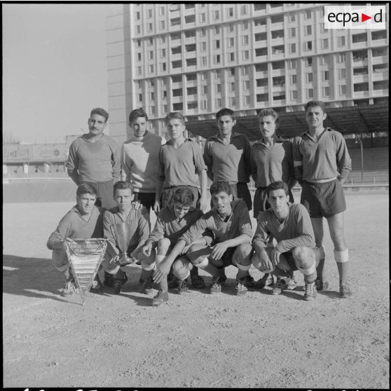 Algérie. Finale de football entre le 9e régiment de zouaves (RZ) et le 632e CCH. L'équipe vainqueur avec ses trophées.