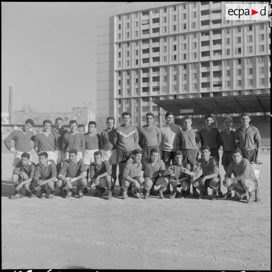 Algérie. Finale de football entre le 9e régiment de zouaves (RZ) et le 632e CCH. Les deux équipes.