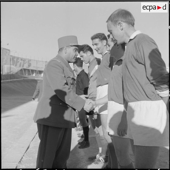 Algérie. Finale de football entre le 9e régiment de zouaves (RZ) et le 632e CCH. Une autorité militaire félicite les joueurs.
