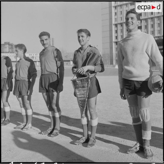 Algérie. Finale de football entre le 9e régiment de zouaves (RZ) et le 632e CCH. L'équipe vainqueur avec ses trophées.