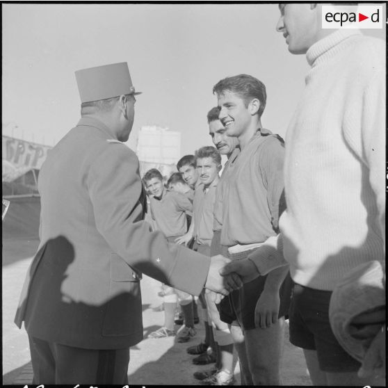 Algérie. Finale de football entre le 9e régiment de zouaves (RZ) et le 632e CCH. Une autorité militaire félicite l'équipe vainqueur.