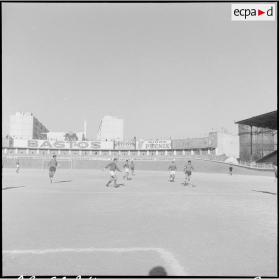 Algérie. Finale de football entre le 9e régiment de zouaves (RZ) et le 632e CCH. Les joueurs en action pendant le match.