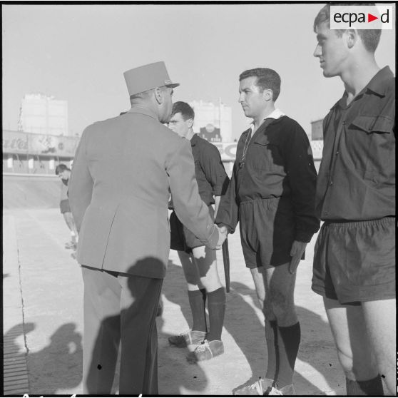 Algérie. Finale de football entre le 9e régiment de zouaves (RZ) et le 632e CCH. Une autorité militaire félicite l'arbitre.