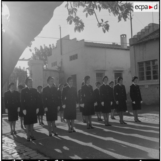 Alger. Caserne d'Orléans. Une brigade féminine pendant la cérémonie de remise de décoration.