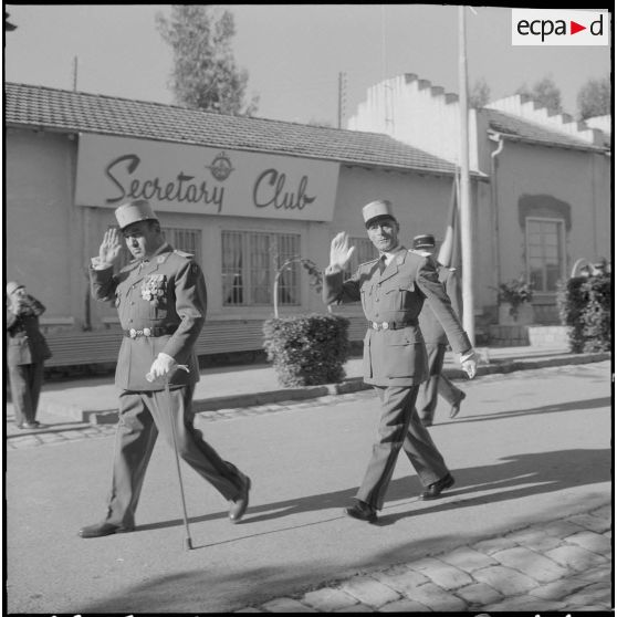 Alger. Caserne d'Orléans. Le commandant Sararoni passe en revue la Compagnie.