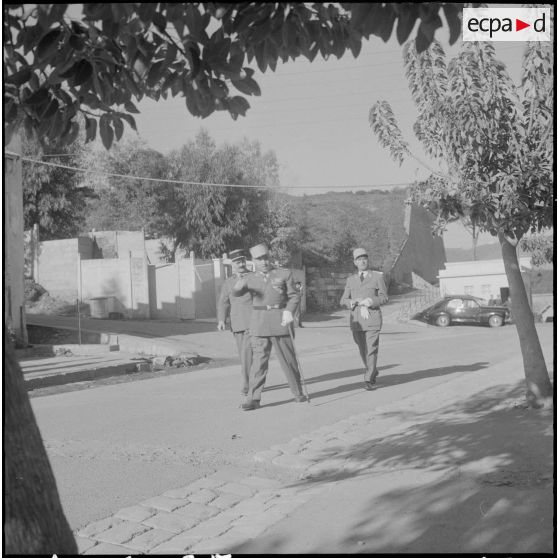 Alger. Caserne d'Orléans. Le commandant Sararoni passe en revue la Compagnie.