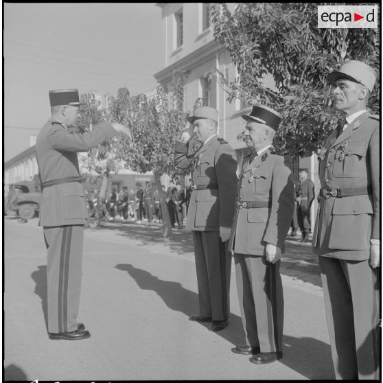 Alger. Caserne d'Orléans. Le lieutenant Botella, le capitaine Gaire et le commandant Herve (de gauche à droite) pendant la remise de leur Légion d'honneur.